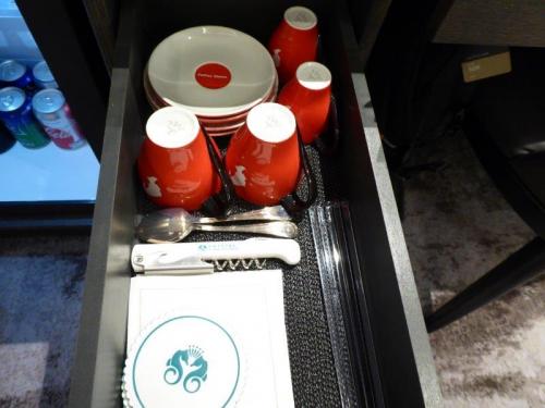Crystal Suite Coffee Cup drawer